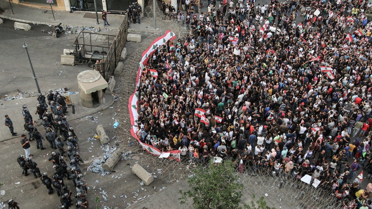 In der Innenstadt von Beirut standen sich auch am Samstag libanesische Bereitschaftspolizisten und Demonstranten gegenüber.