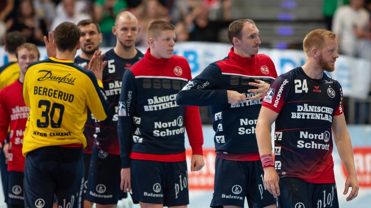 Die Spieler von Flensburg sind nach dem Spiel in Aalborg enttäuscht.