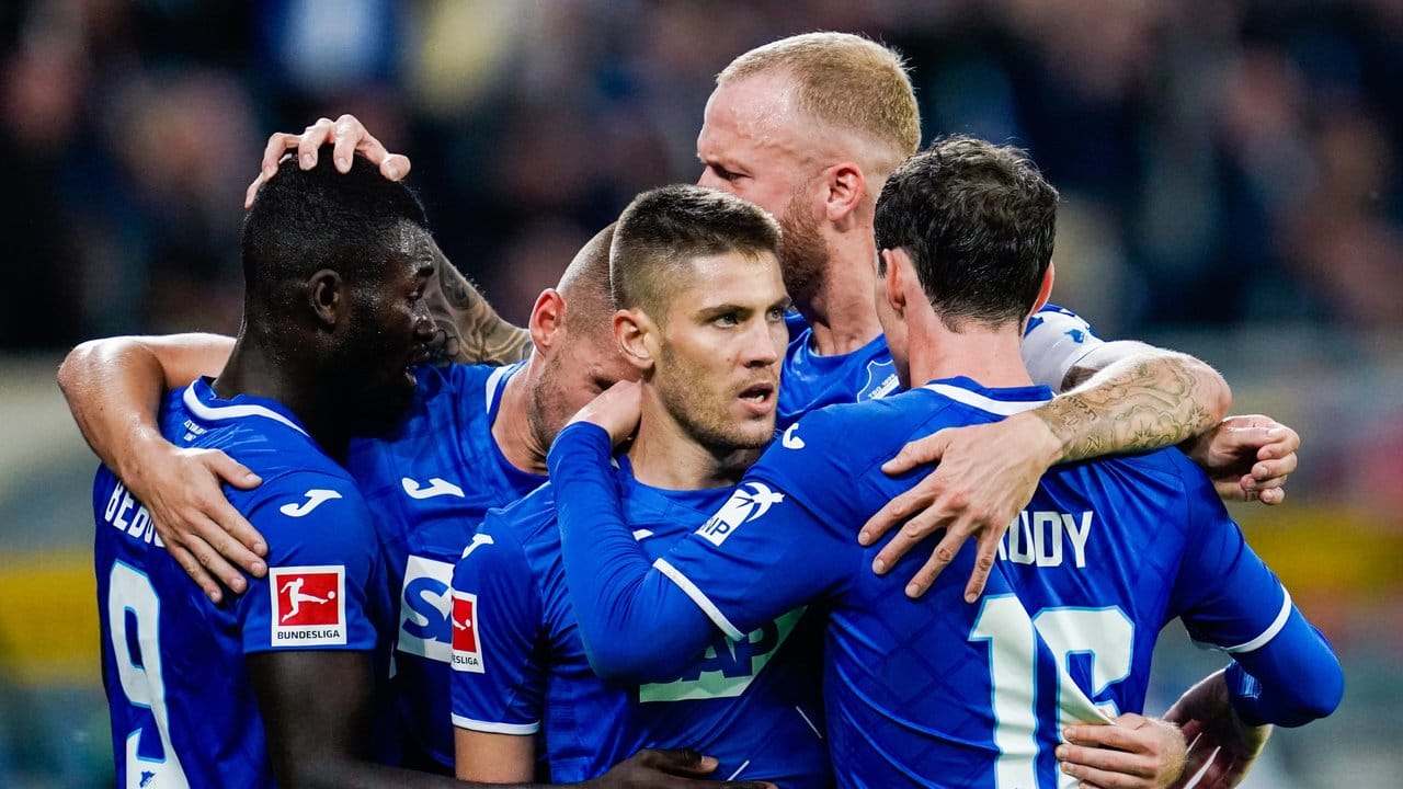 Die Spieler der TSG Hoffenheim gewinnen überraschend gegen Schalke 04.