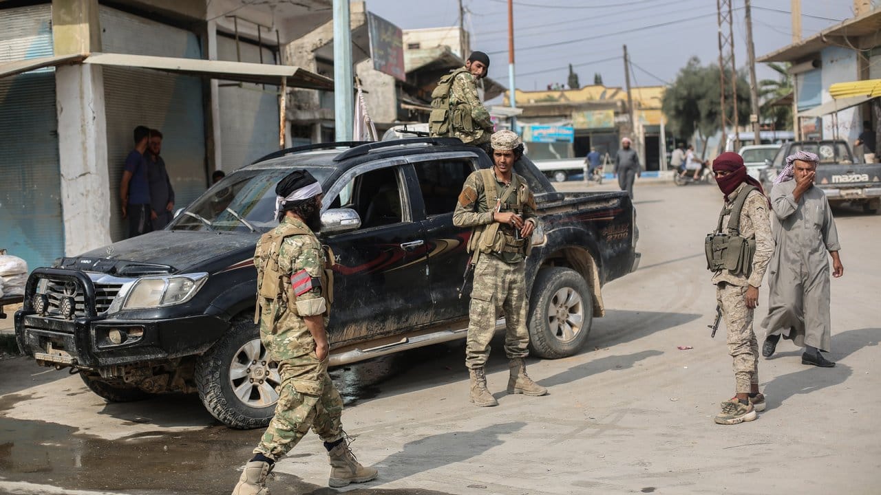 Türkisch unterstützte syrische Milizsoldaten patrouillieren in der Grenzstadt Tal Abiad.