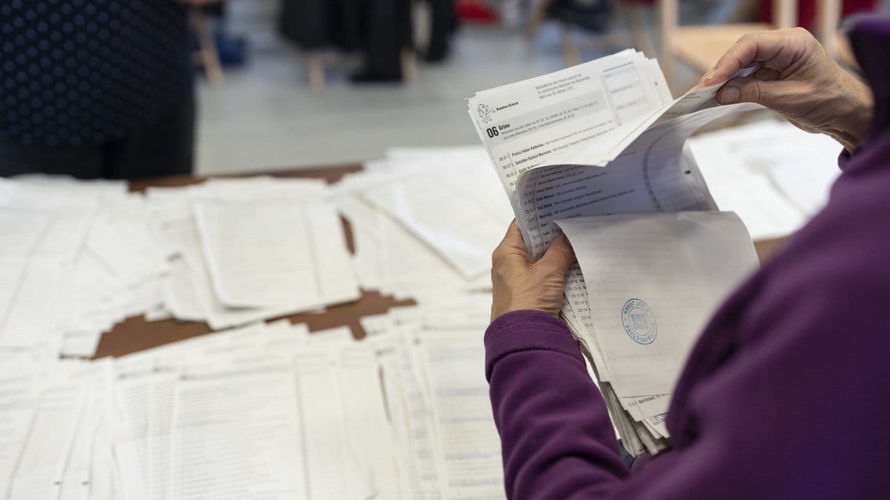 Helfer sortieren Wahllisten für den Nationalrat.