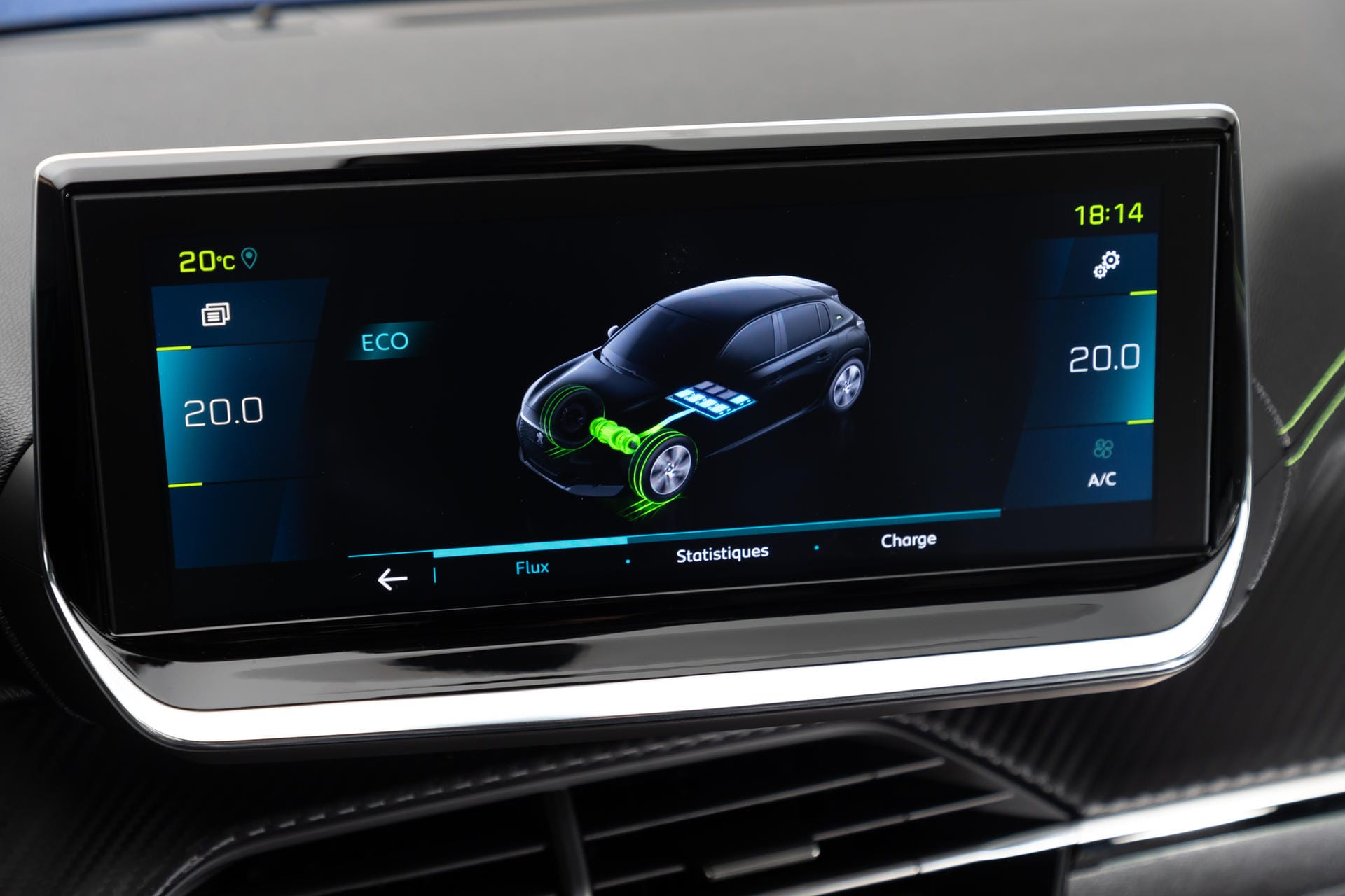 Touchscreen im Peugeot 208: Den Touchscreen auf der Mittelkonsole gibt es je nach Ausstattung in drei Größen: fünf, sieben und zehn Zoll. Das macht bis zu 25,4 cm Bildschirmdiagonale.