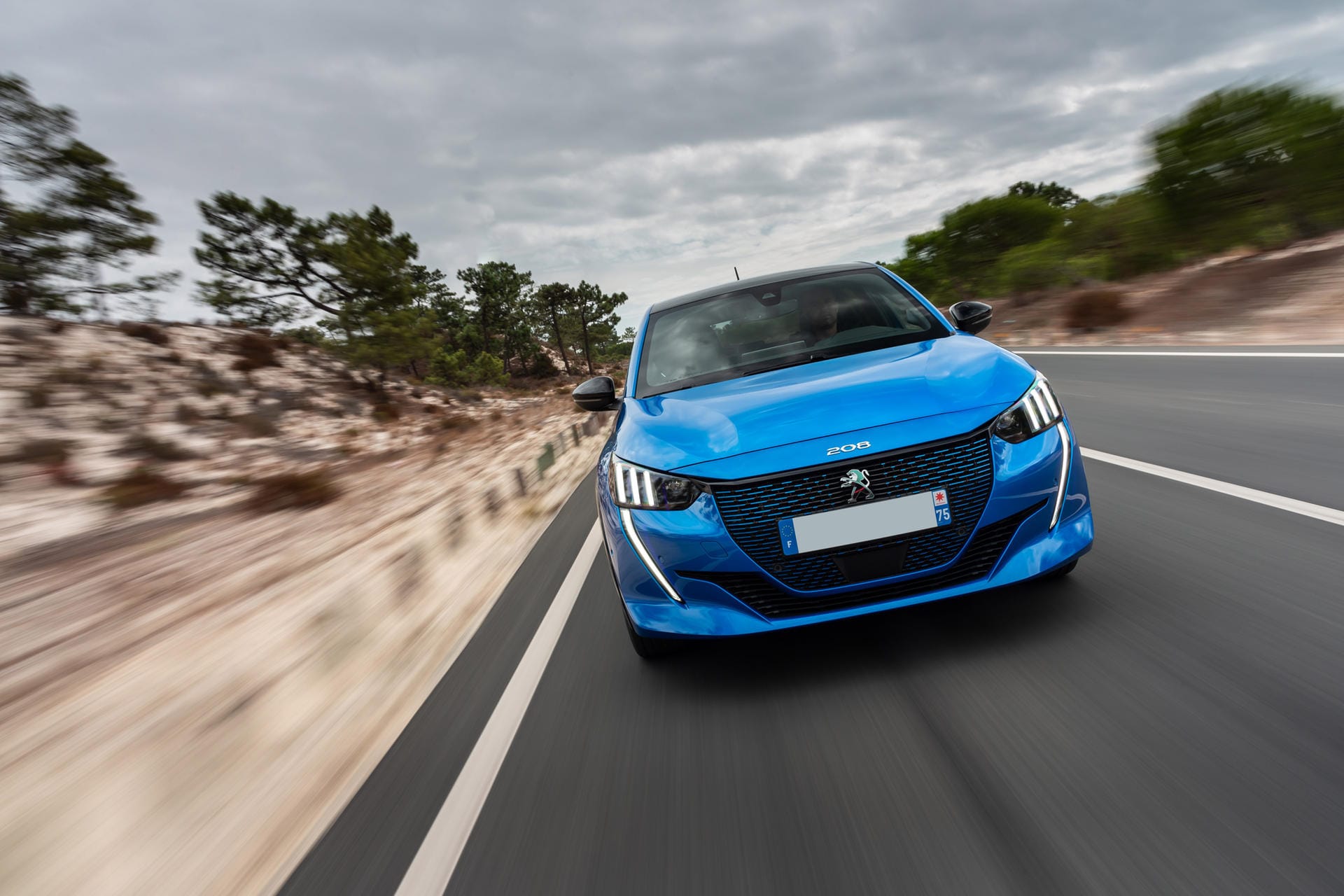 Blauer Peugeot e-208: Die Antriebsbatterie des e-208 steckt im Fahrzeugboden. Die Kapazität beträgt 50 kWh und soll für 340 km reichen.