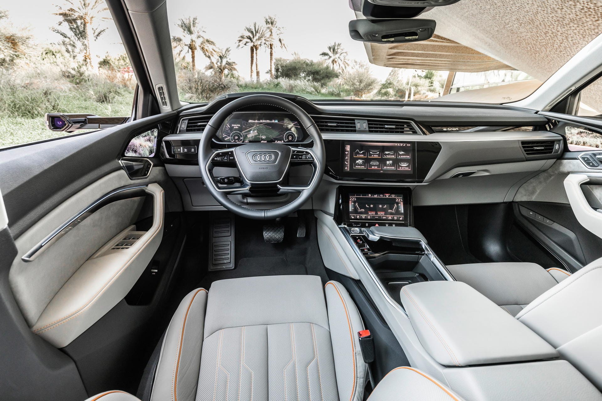 Kamerarückspiegel-Monitor im Audi e-tron: Türkamera plus Monitor ersetzen in Neuwagen die Außenspiegel.