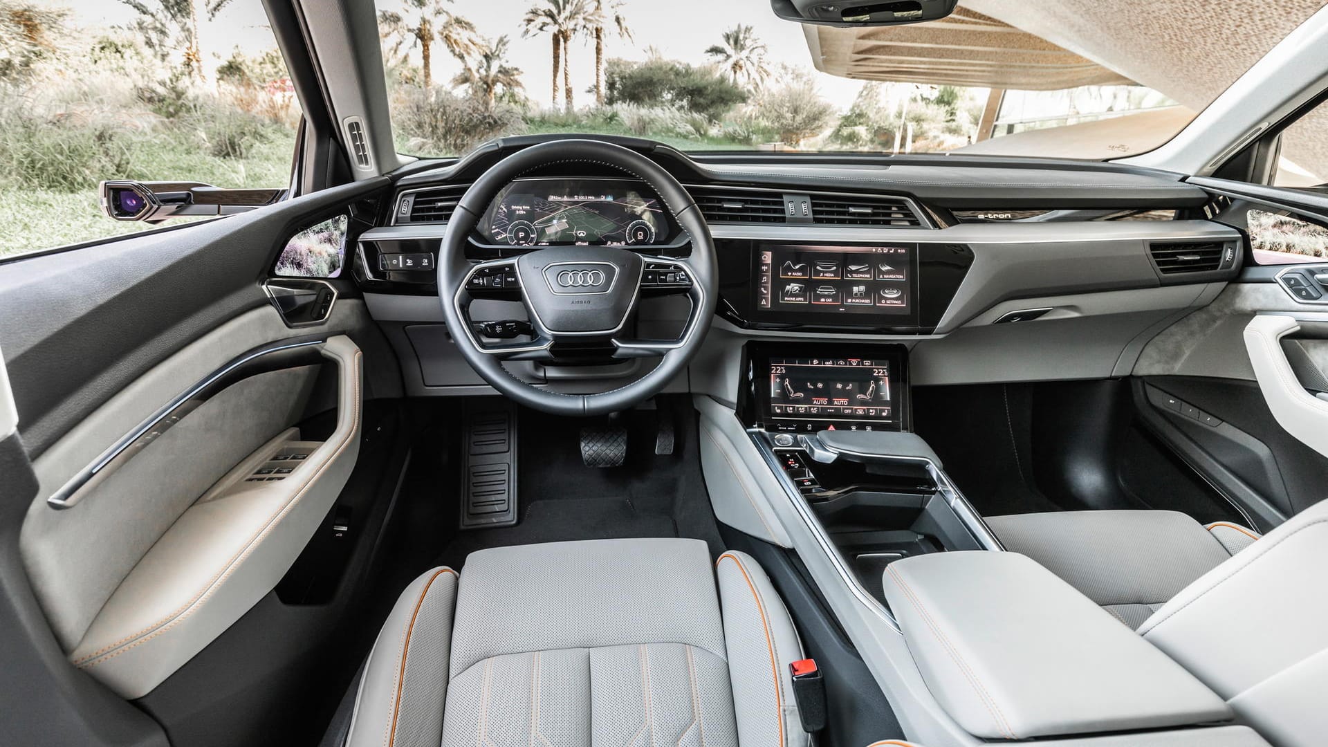 Kamerarückspiegel-Monitor im Audi e-tron: Türkamera plus Monitor ersetzen in Neuwagen die Außenspiegel.