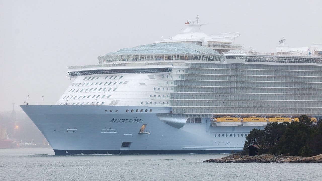 Die Reederei der "Allure of the Seas" hat einer Passagierin wegen eines waghalsigen Selfies lebenslanges Kreuzfahrt-Verbot erteilt.