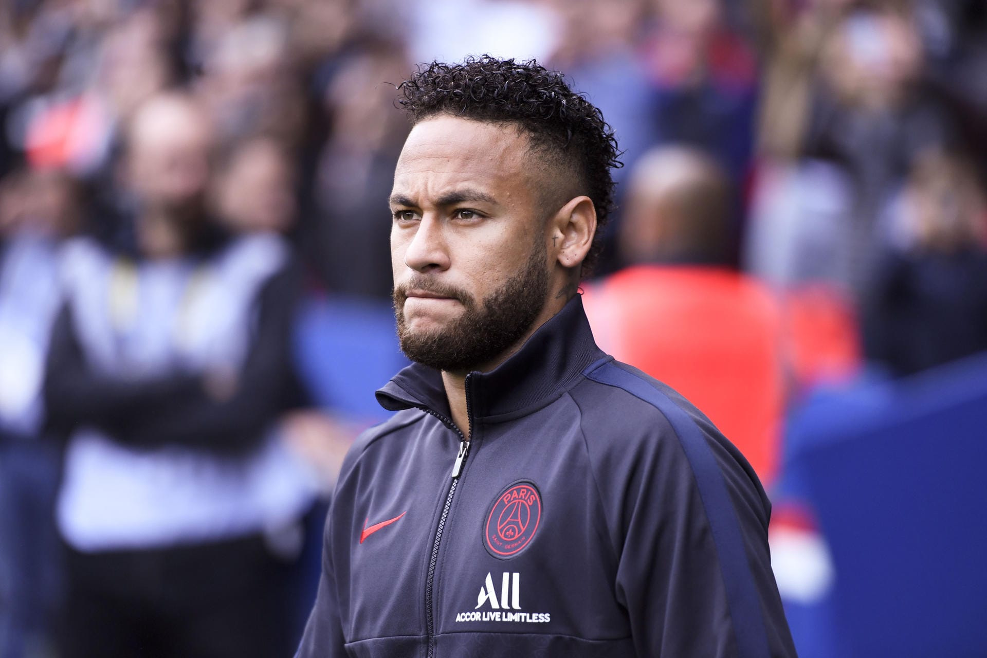Neymar (2019): Der PSG-Star wollte im Sommer 2019 einen Vereinswechsel erzwingen und fehlte unentschuldigt beim Trainingsauftakt. Dafür wurde ihm die vertraglich festgelegte Ethik-Prämie für korrektes Verhalten auf und neben dem Platz gestrichen. Sein Fehlverhalten kostete ihm 375.000 Euro.
