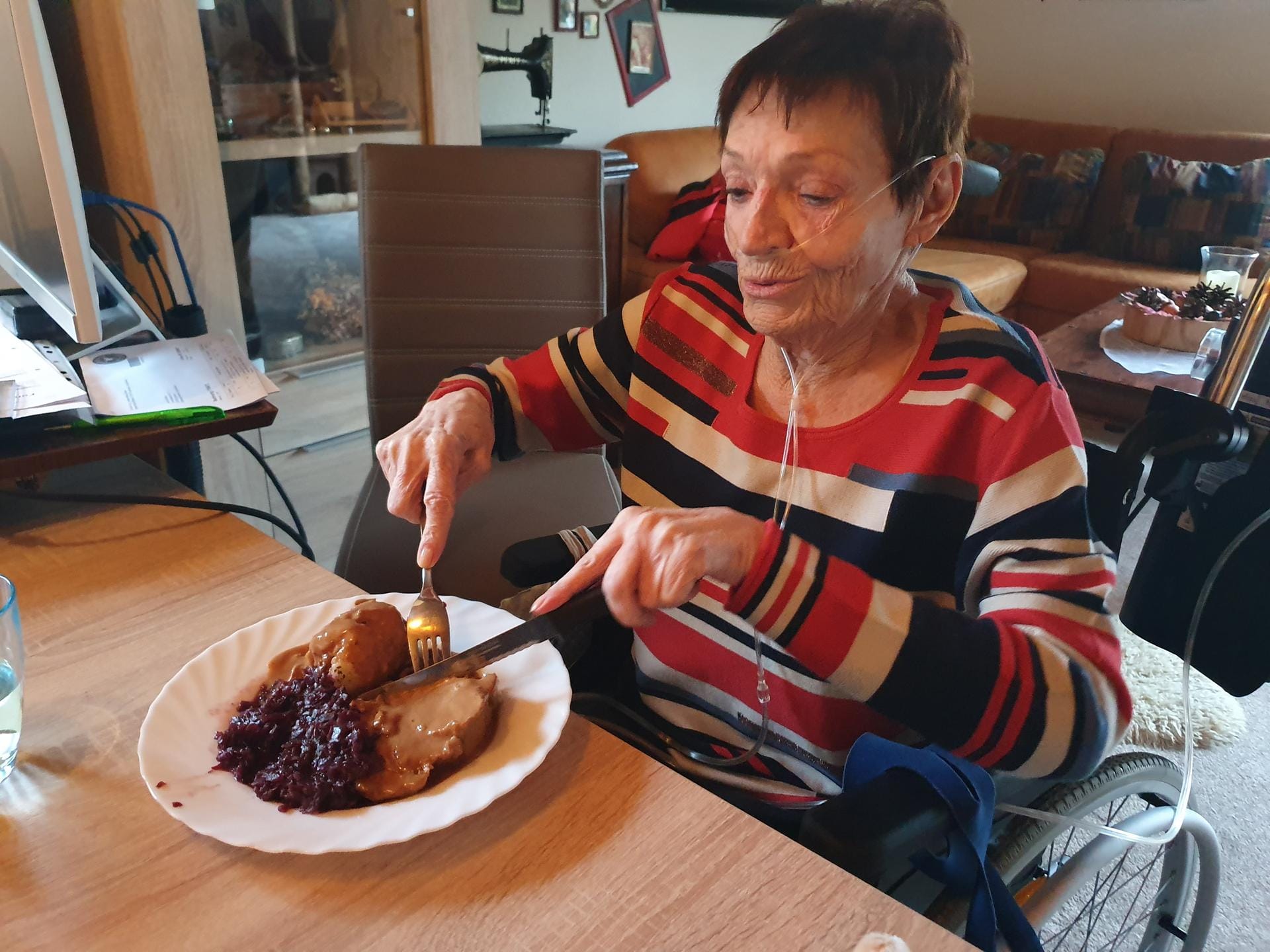 Ursula Wieners isst Schweinebraten mit Klößen: Das Essen hatte sich die 72-Jährige von ihren Freunden gewünscht.