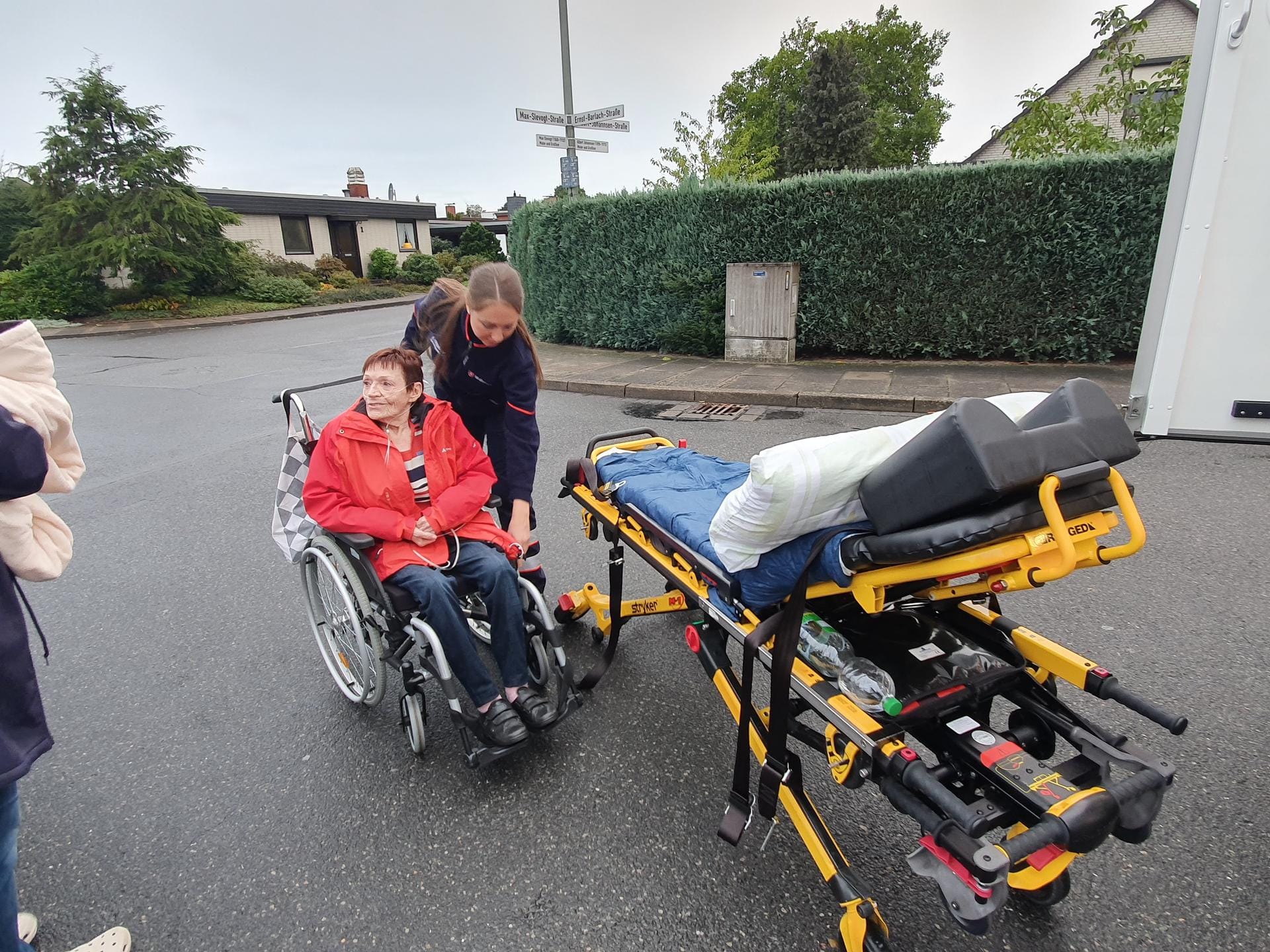 Ursula Wieners im Rollstuhl: Die 72-Jährige kann nur noch wenige Schritte selbst gehen, alles andere ist zu anstrengend für sie.
