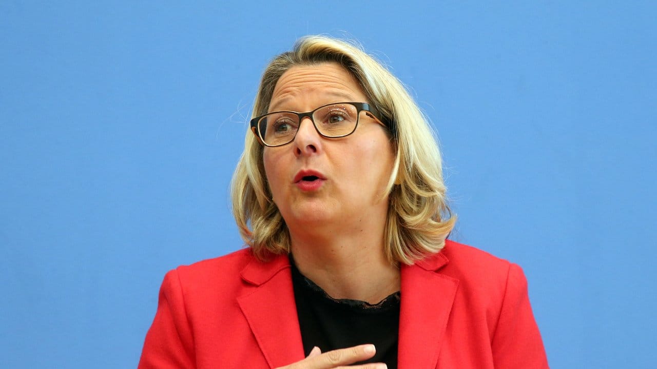 Umweltministerin Svenja Schulze hätte den Ausstoß von Treibhausgasen lieber über eine Erhöhung der Energiesteuern verteuert.