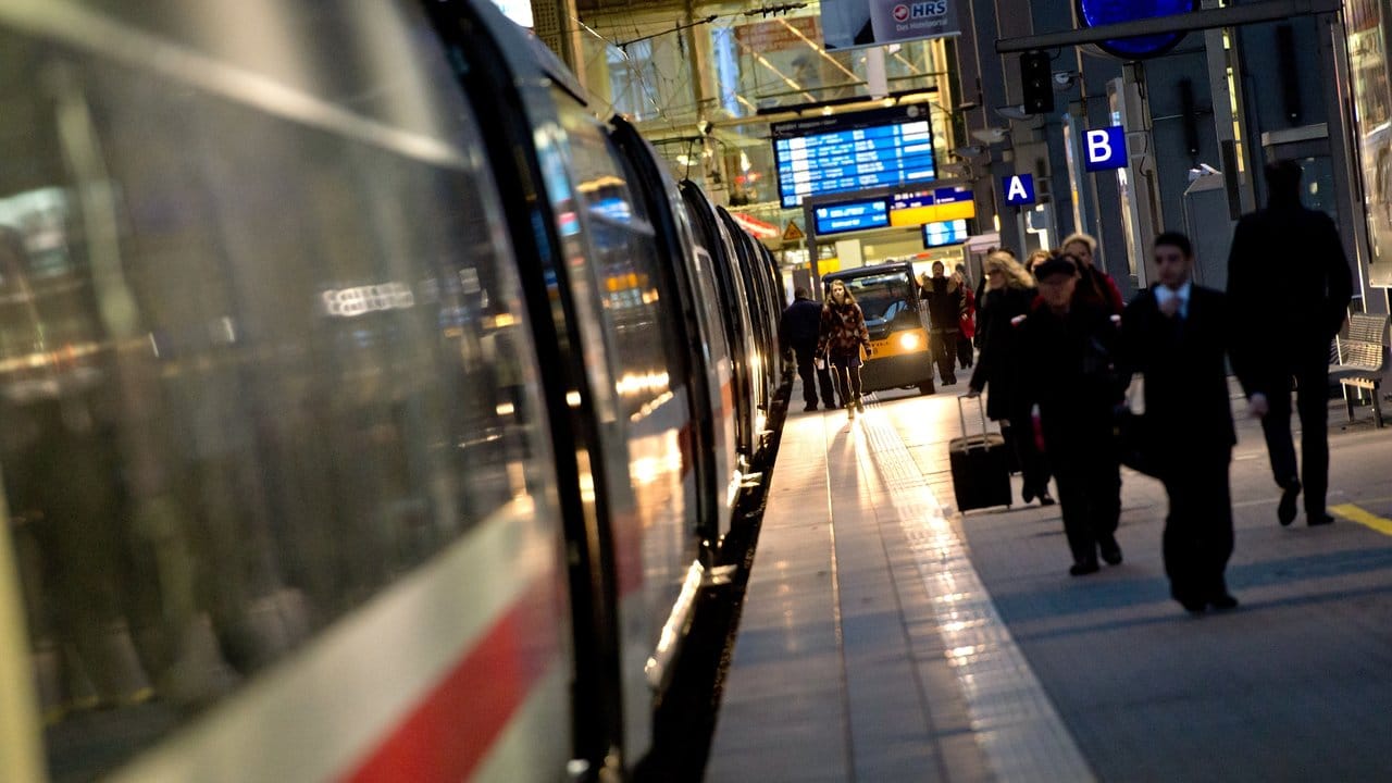 Die Mehrwertsteuer auf Zugfahrkarten soll vermindert werden, um Bahnfahren attraktiver zu machen.