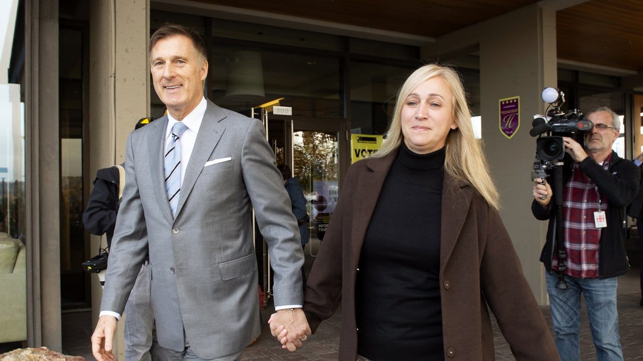 Maxime Bernier, Gründer und Vorsitzender der Volkspartei von Kanada, verlässt mit seiner Frau Catherine Letarte ein Wahllokal.