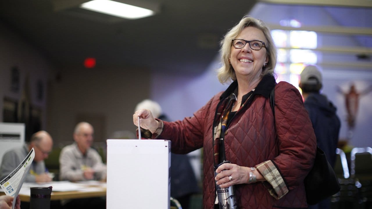 Elizabeth May, die Vorsitzende der Grünen Partei in Kanada, gibt ihre Stimme ab.