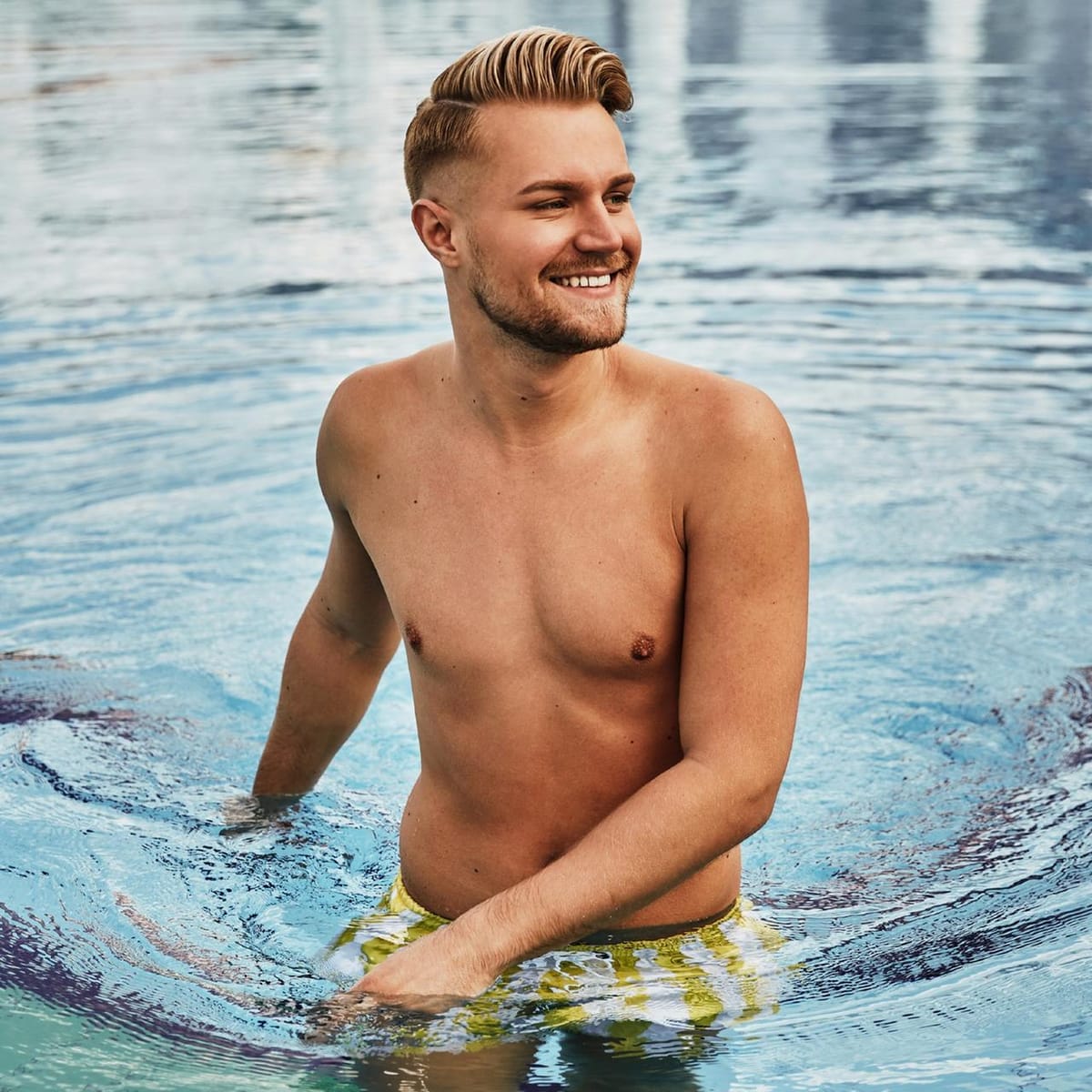 Qollari bilan yakkaxon qizlar porno Qizlar bokira yigitga jinsiy aloqa haqida orgatadi