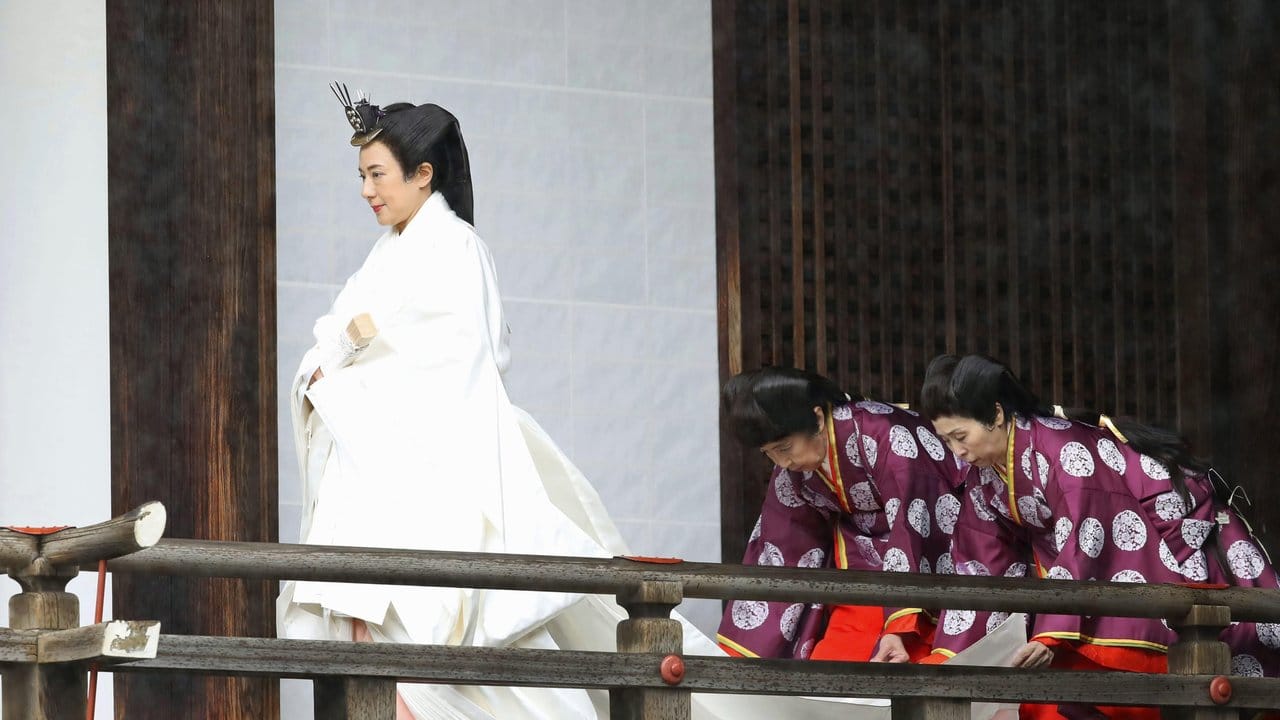 Kaiserin Masako nimmt an der Zeremonie zur Thronbesteigung des Kaisers Naruhito in den heiligen Schreinen teil.