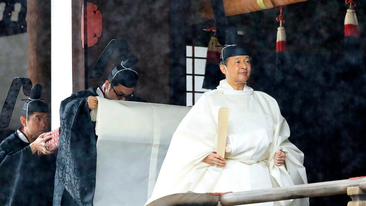 Japans Kaiser Naruhito pilgert in die heiligen Schreine.
