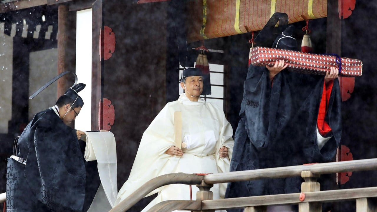 Nach dem Gebet verlässt Kaiser Naruhito den heiligen Schrein "Kashikodokoro".