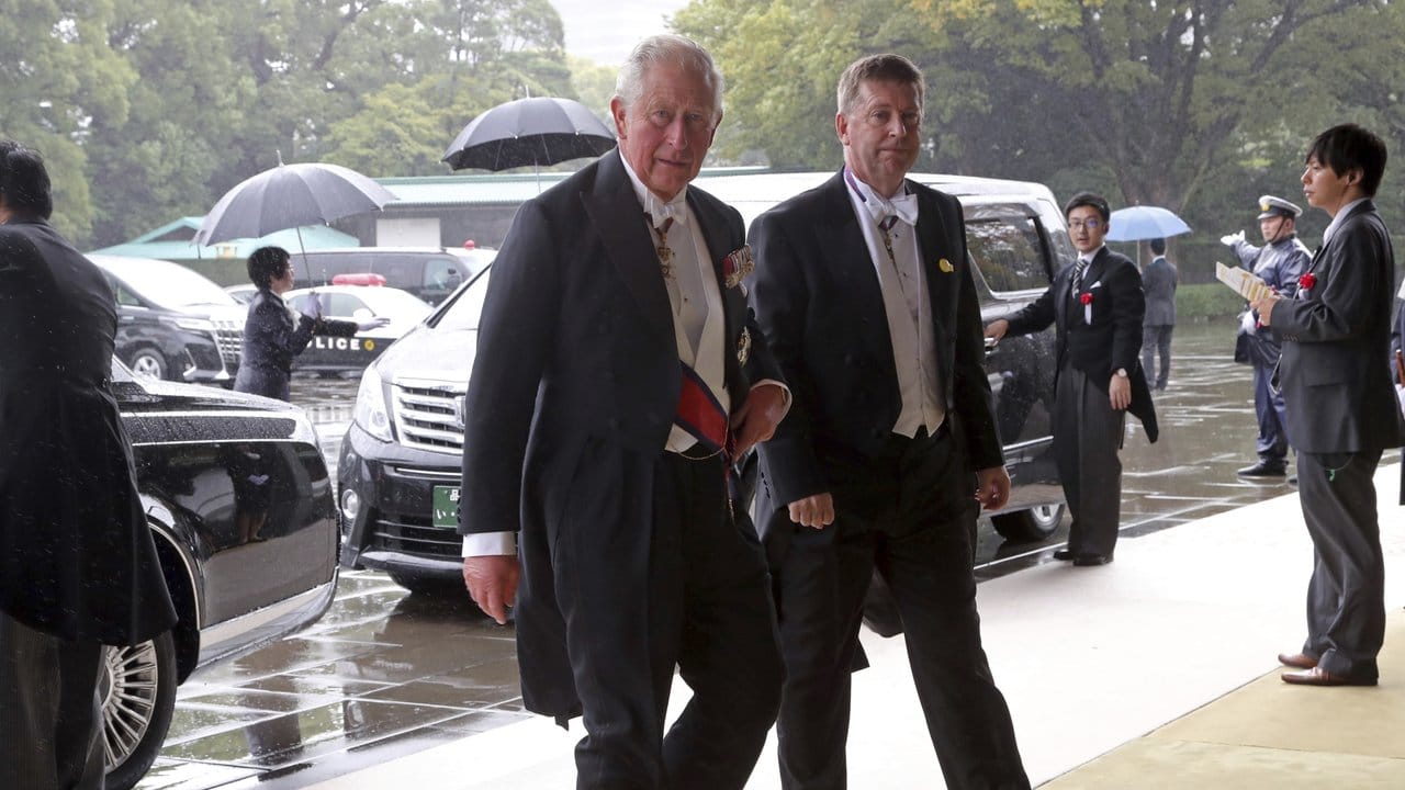 Prinz Charles ist ohne Camilla nach Japan geflogen.