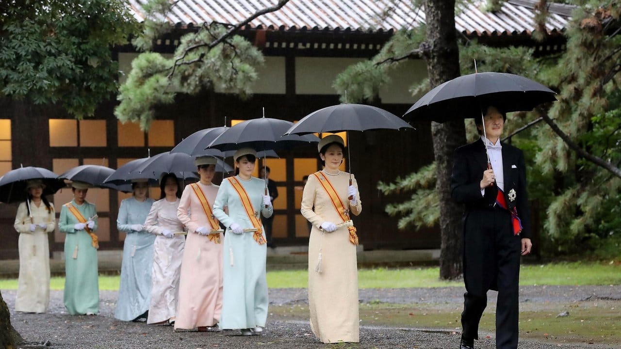 Japans Kronprinz Akishino (r) und Kronprinzessin Kiko (2.