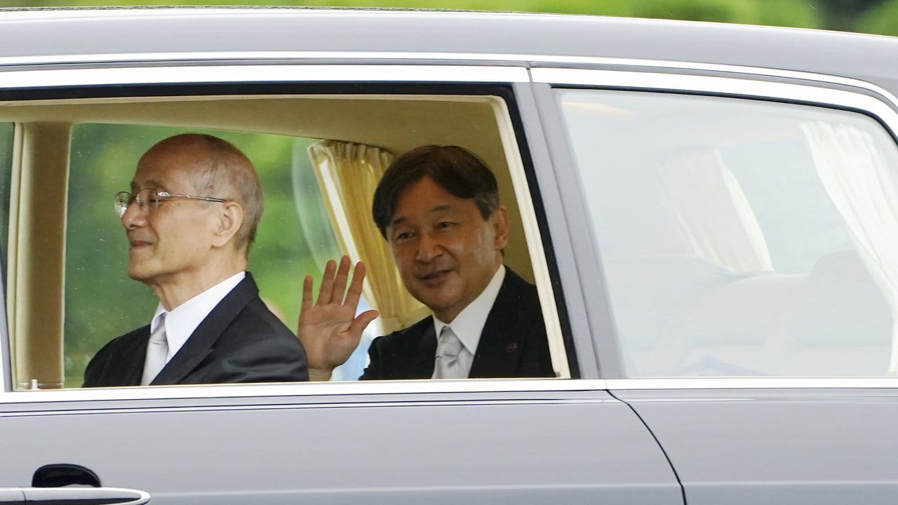 Kaiser Naruhito verlässt nach der Zeremonie zur Inthronisierung den Kaiserpalast.