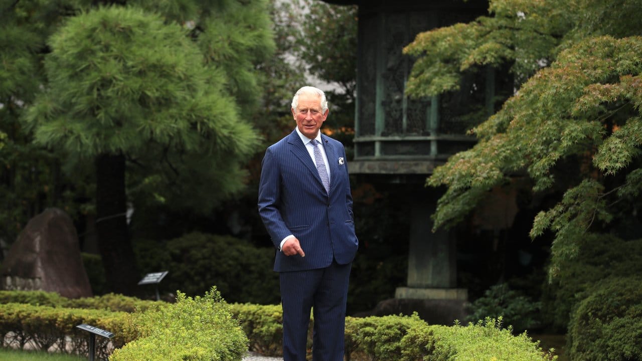 Nach der Inthronisierung von Kaiser Naruhito gönnt sich Prinz Charles eine Auszeit im Nezu Museum und den angeschlossenen Gärten.