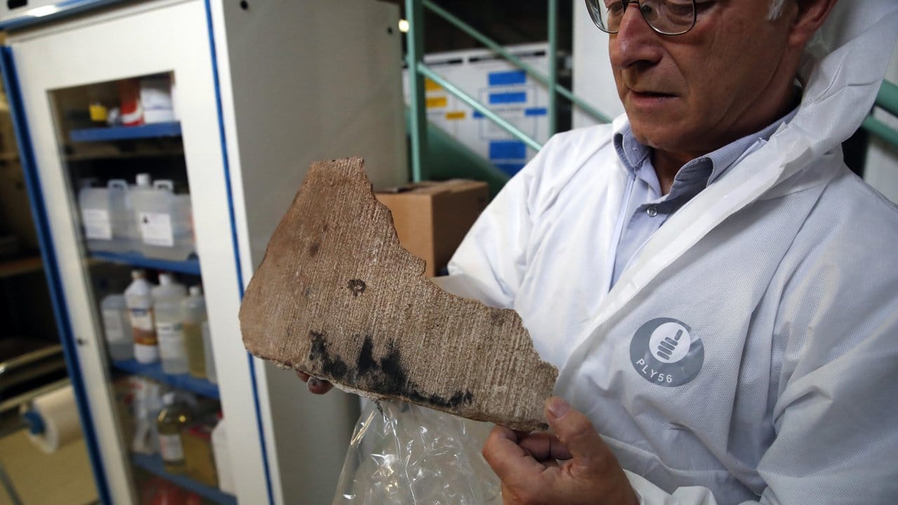 Steinspezialist Jean-Didier Mertz zeigt ein Fragment von verbranntem Stein.