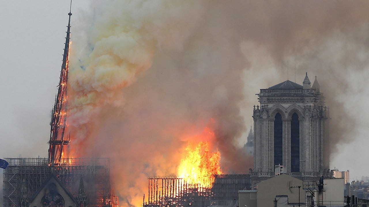 Der Moment, in dem der Spitzturm kippt: Notre-Dame am 15.