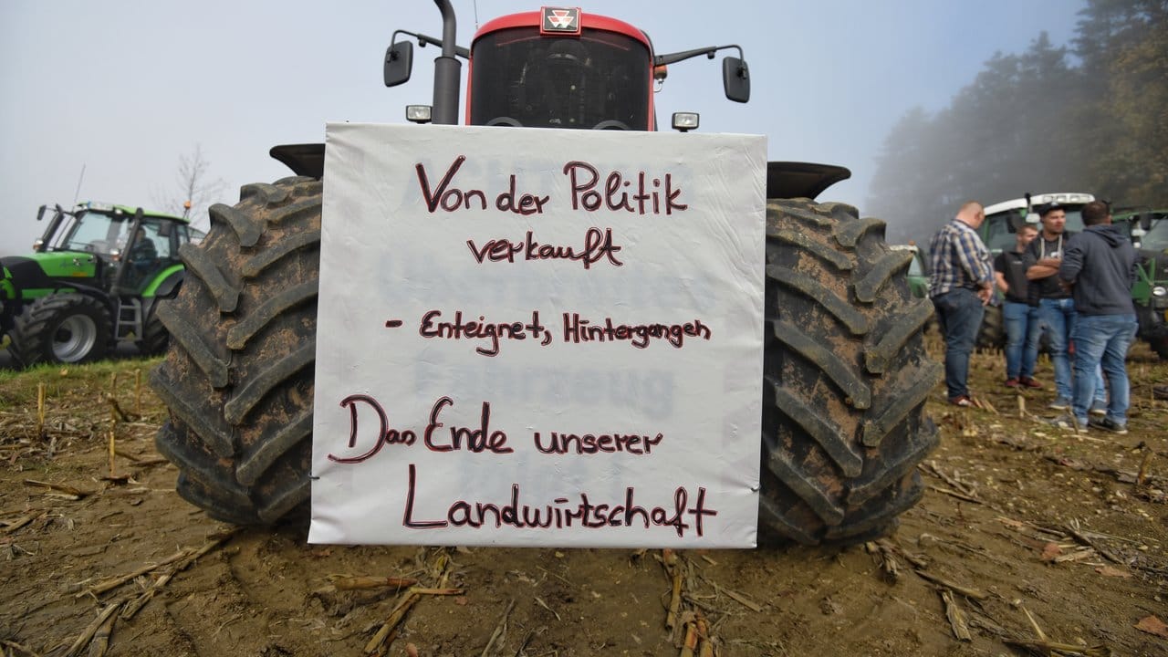Bauern sammeln sich in der Nähe des Autobahnkreuzes Bayreuth/Kulmbach, um gegen die Agrarpolitik der Bundesregierung zu protestieren.