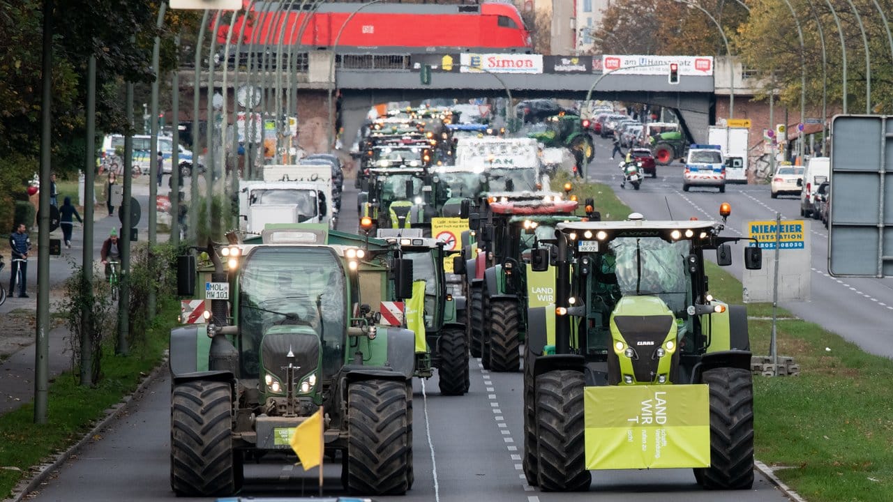 Brandenburger Bauern bei einer Protestaktion gegen das Agrarpaket der Bundesregierung in Berlin.