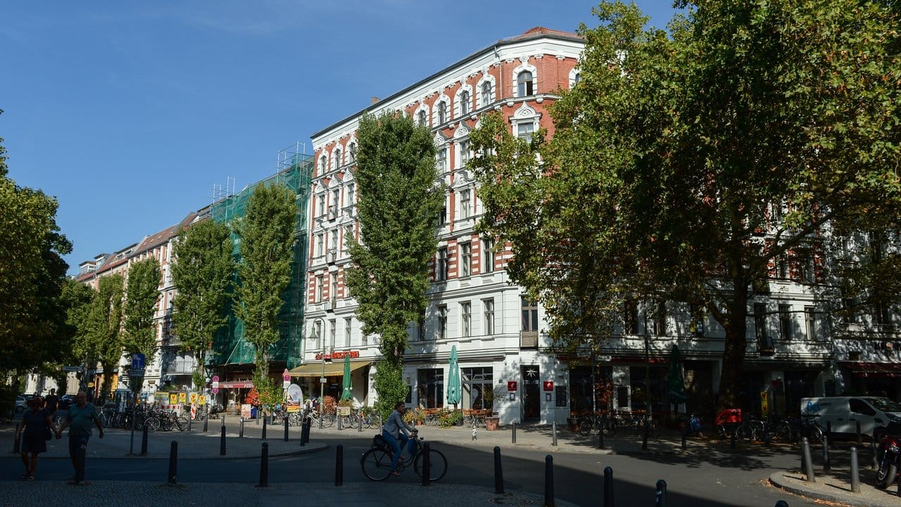 Gesuchtes Altbauviertel für die, die es sich leisten können: Blick auf Wohn- und Geschäftshäuser in der Kollwitzstraße im Berliner Prenzlauer Berg.