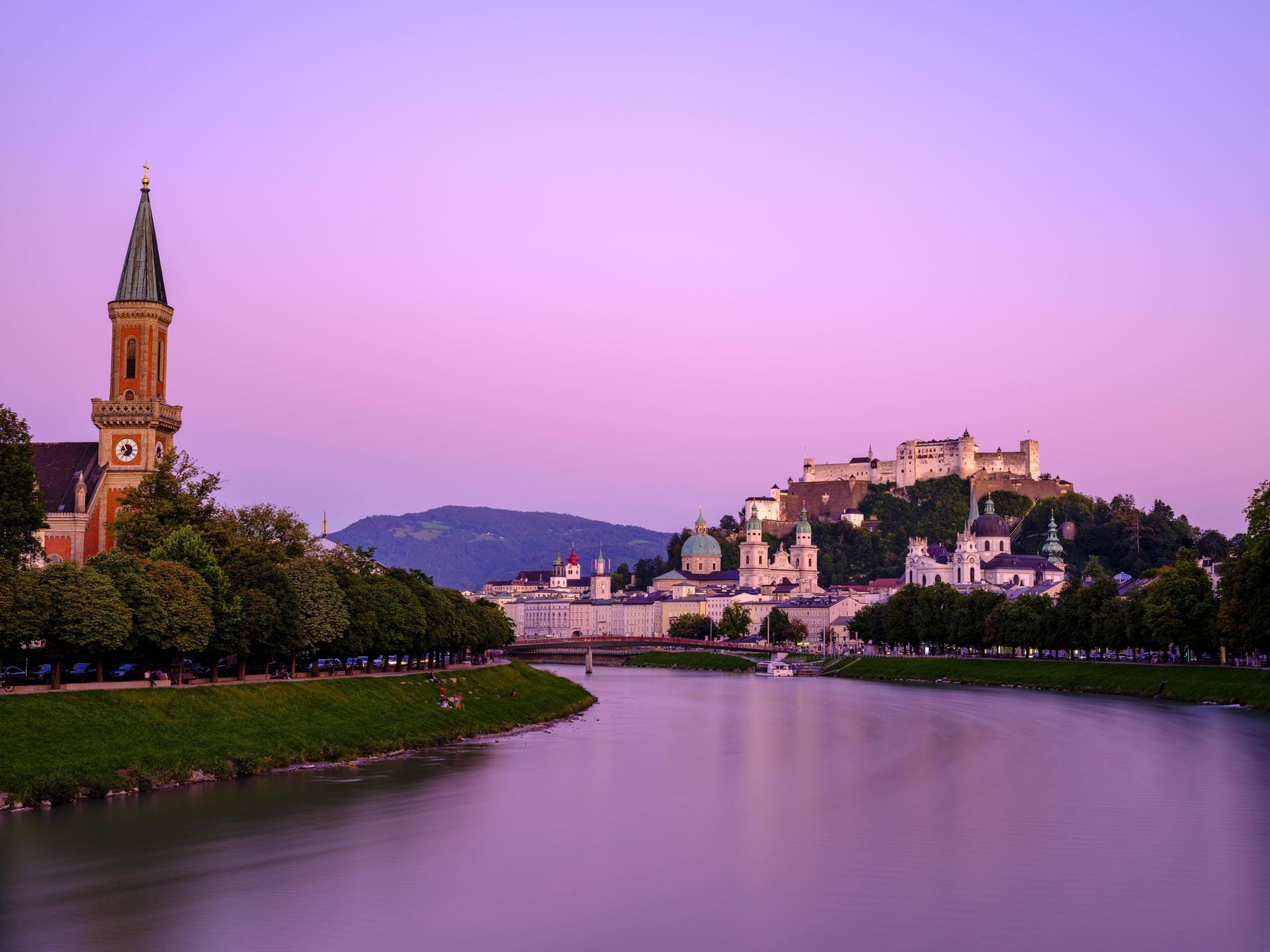 Platz 1: Die Alpenstadt Salzburg am Fluss Salzach: Altstadt und Festung über dem Fluss bieten bei Abenddämmerung ein romantisches Bild.