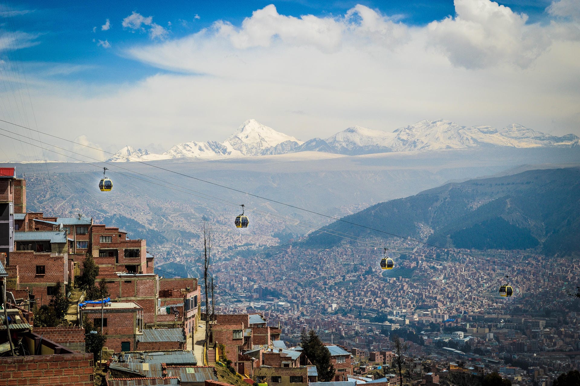 Platz 6: Panoramablick über La Paz in Bolivien: Diese Stadt befindet sich 3.500 Meter über dem Meeresspiegel und ist damit die am höchsten gelegene Verwaltungshauptstadt weltweit. Die spektakuläre Aussicht auf die Umgebung kann mit einer Fahrt in der Mi Teleférico bestaunt werden.