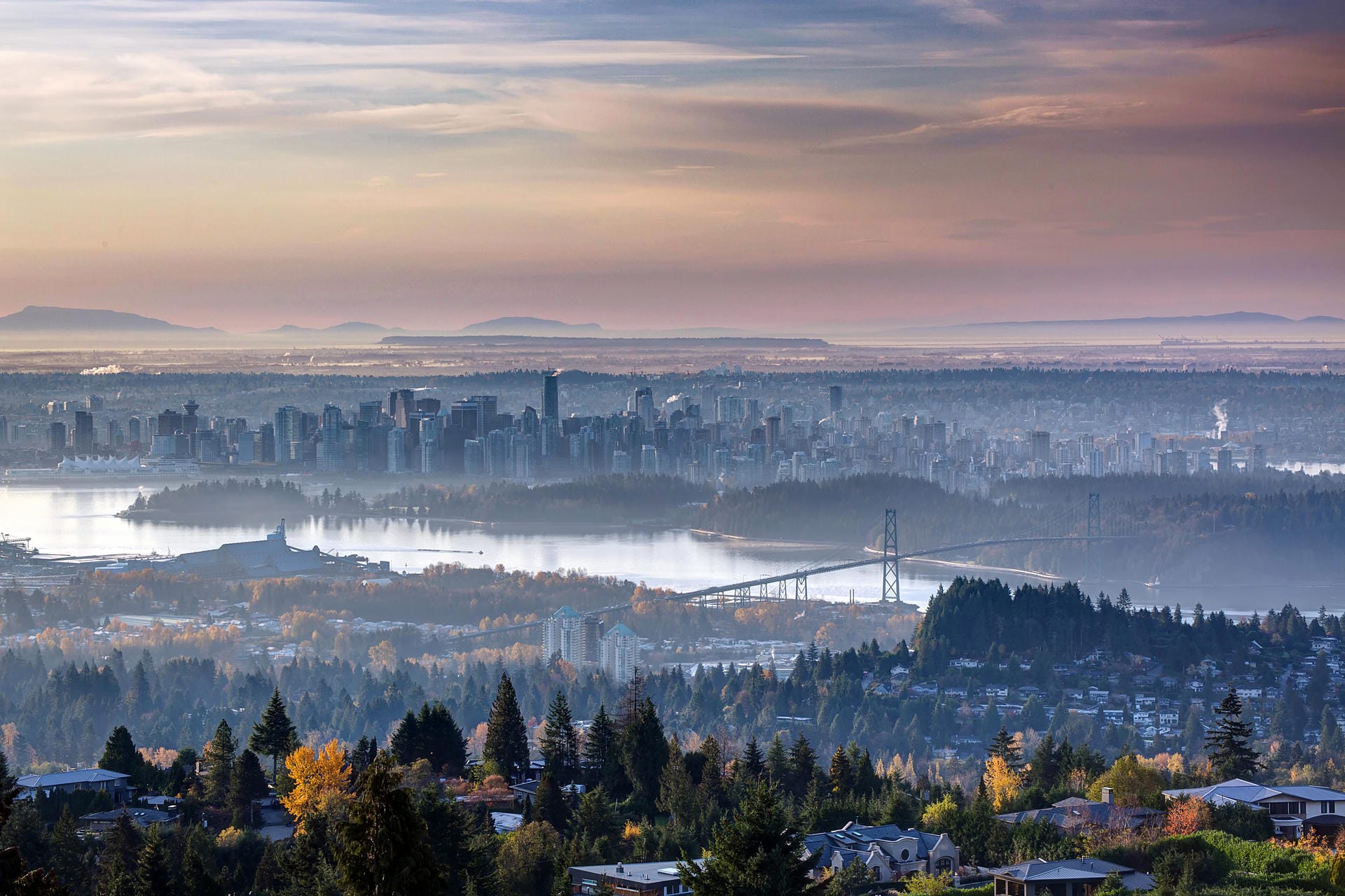 Platz 8: Der Seehafen Vancouver, Kanada bei Sonnenaufgang: In der multikulturellen Stadt, die Großstadt, Berge und Meer vereint, wurde einst Greenpeace gegründet.