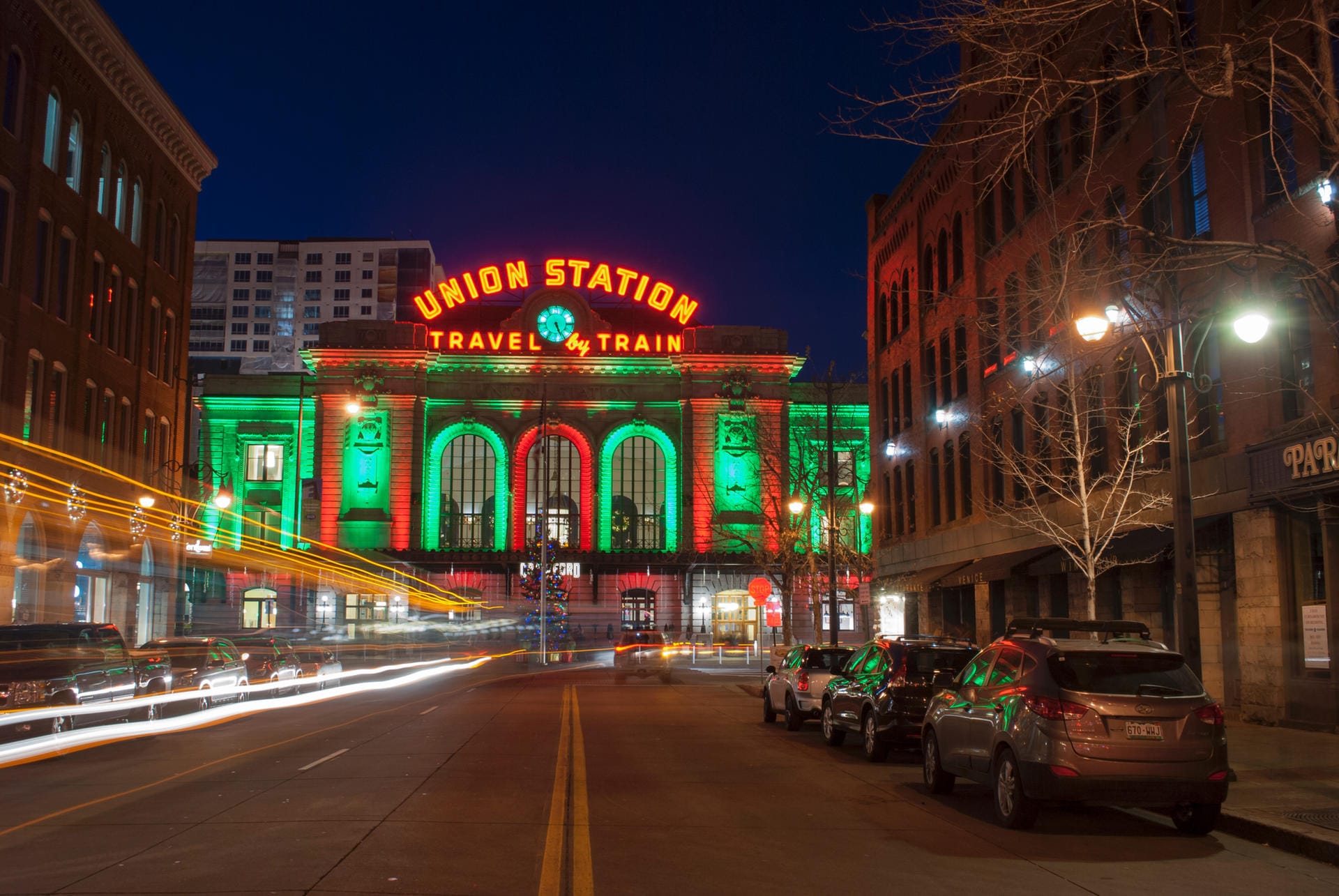 Platz 10: Der Union Station Bahnhof in Denver, Colorado, wird gerade zur Weihnachtszeit stimmungsvoll beleuchet.