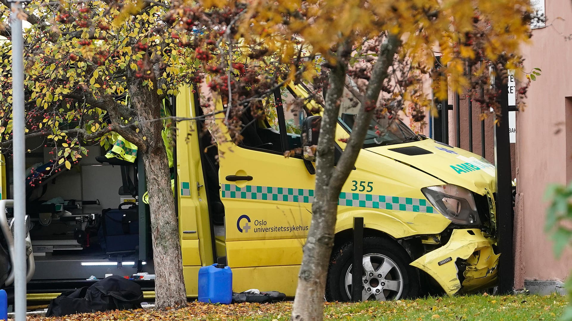 Der gestohlene Krankenwagen steht nach dem Vorfall vor einem Gebäude: Der Wagen war wohl gestohlen.