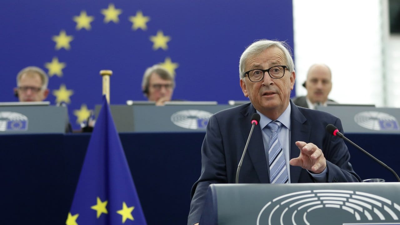 Jean-Claude Juncker, Präsident der Europäischen Kommission, gestikuliert während er im Europäischen Parlament spricht.