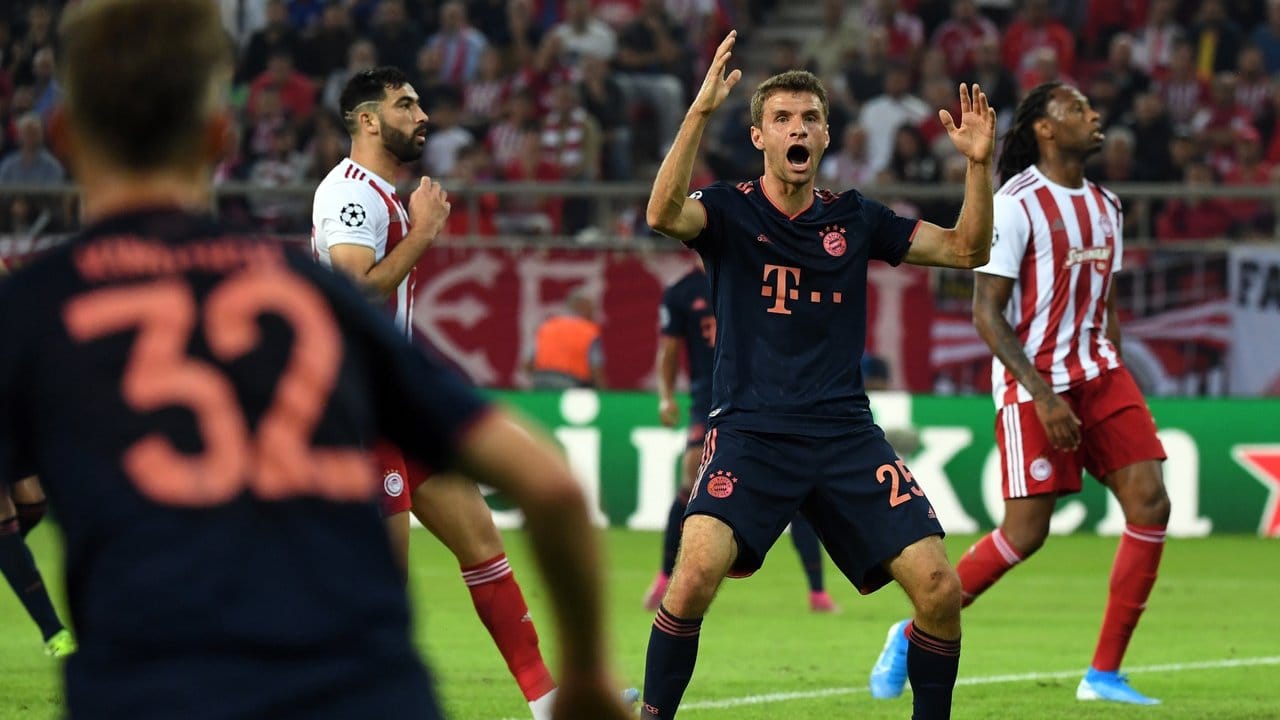 Thomas Müller trauert einer vergebenen Bayern-Chance nach.