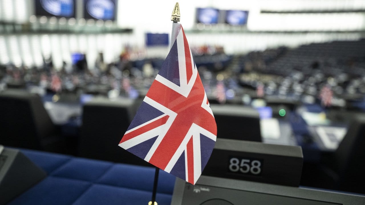 Eine britische Fahne, auch Union Jack genannt, steht im Europäischen Parlament.