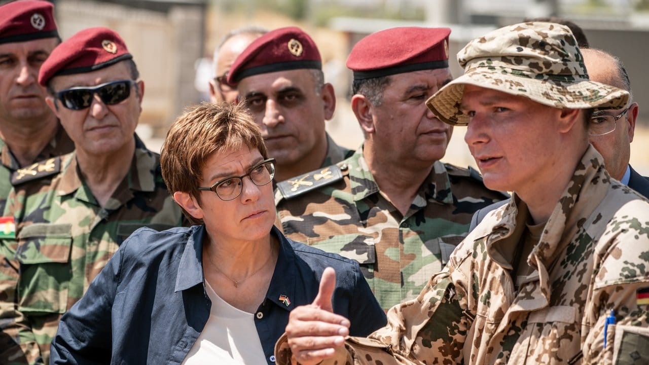 Irak-Besuch: Verteidigungsministerin Annegret Kramp-Karrenbauer spricht in Bnaslawa mit einem Soldaten der Bundeswehr, der die Ausbildung kurdischer Peschmerga im nordirakischen Kurdengebiet unterstüzt.