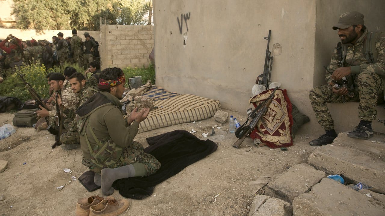 Ein Kämpfer der Syrischen Demokratischen Kräfte (SDF) betet, nachdem er von einem Einsatz gegen die Terrormiliz Islamischer Staat zurückgekehrt ist.