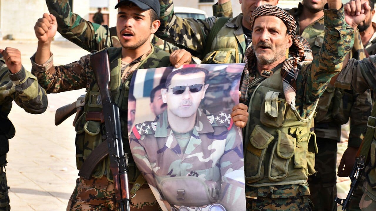 Huldigung an Präsident Assad: Syrische Soldaten in der nordsyrischen Stadt Manbidsch.