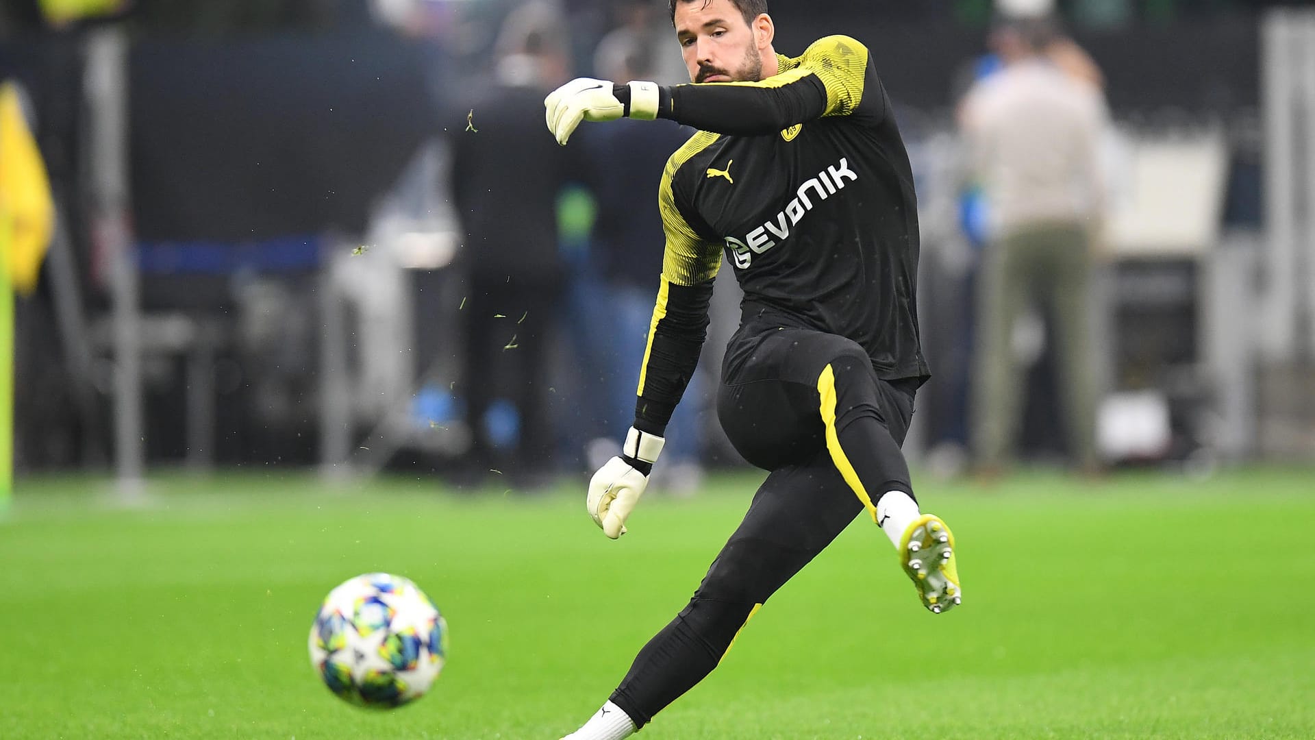 Roman Bürki: Ein nahezu beschäftigungsloses Spiel für den Schweizer. Einzig beim ersten Gegentreffer kam er zu spät aus dem Fünfmeterrraum und hätte Lautaro Martínez dabei noch stärker behindern können. Beim Elfmeter parierte er dagegen stark und verdiente sich die anschließenden "Bürki"-Sprechchöre der mitgereisten BVB-Fans. Note 2