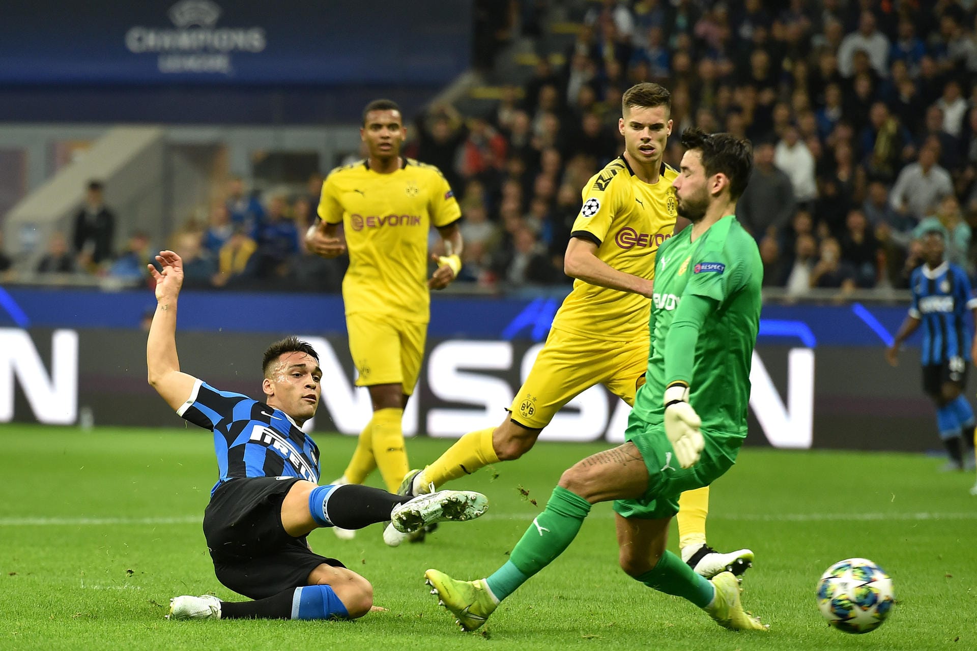 Am dritten Champions-League-Spieltag unterlagen die Dortmunder bei Inter Mailand mit 0:2. Insgesamt blieb die Dortmunder Offensivreihe ohne Reus und Alcacer ungefährlich und konnte sich kaum nennenswerte Torchancen erarbeiten. Die BVB-Spieler in der Einzelkritik.