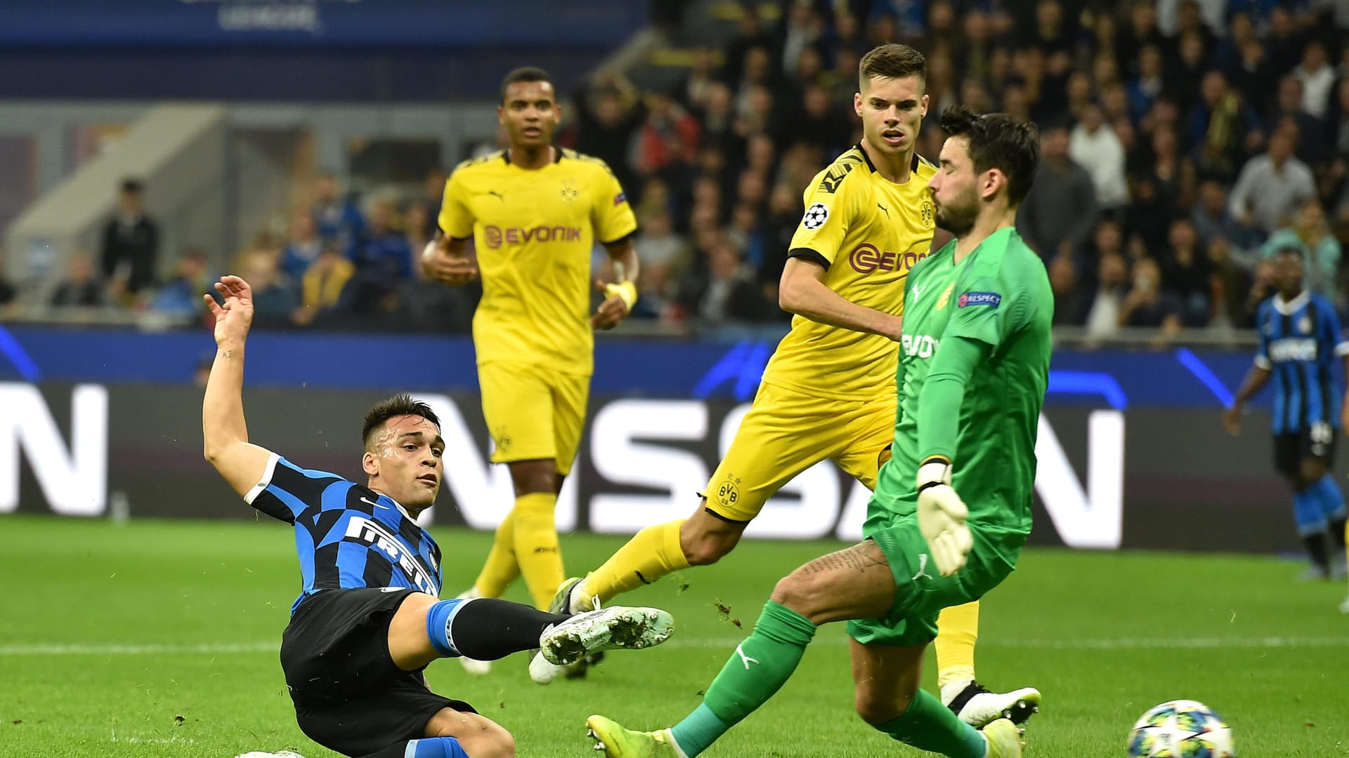 Am dritten Champions-League-Spieltag unterlagen die Dortmunder bei Inter Mailand mit 0:2. Insgesamt blieb die Dortmunder Offensivreihe ohne Reus und Alcacer ungefährlich und konnte sich kaum nennenswerte Torchancen erarbeiten. Die BVB-Spieler in der Einzelkritik.