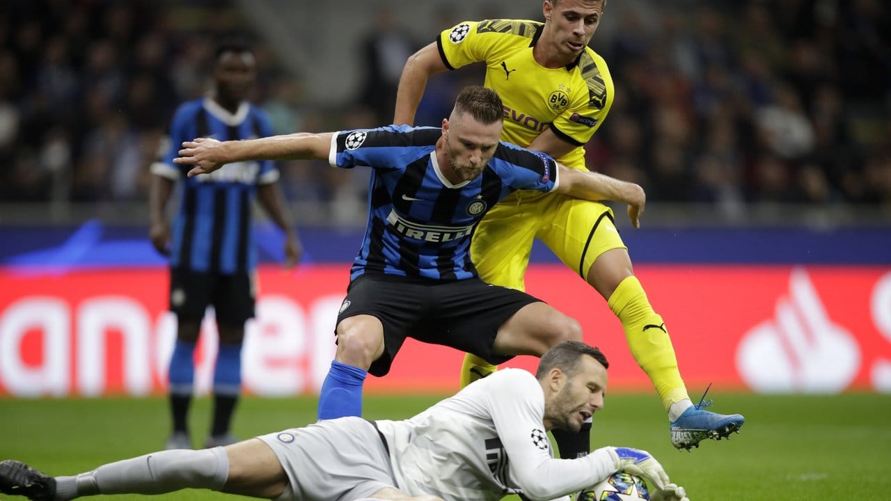 Inter-Keeper Samir Handanovic klärt vor Dortmunds Thorgan Hazard.
