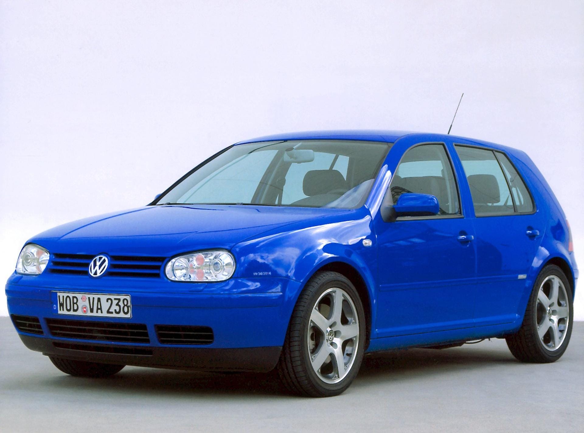 Ein blauer VW Golf IV: Ab sofort gilt die Kompaktklasse als ernsthafte Alternative zur Mittelklasse.