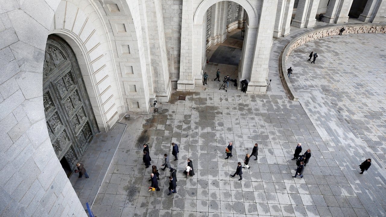 Angehörige des Ex-Diktators betreten die Basilika des "Tals der Gefallenen".