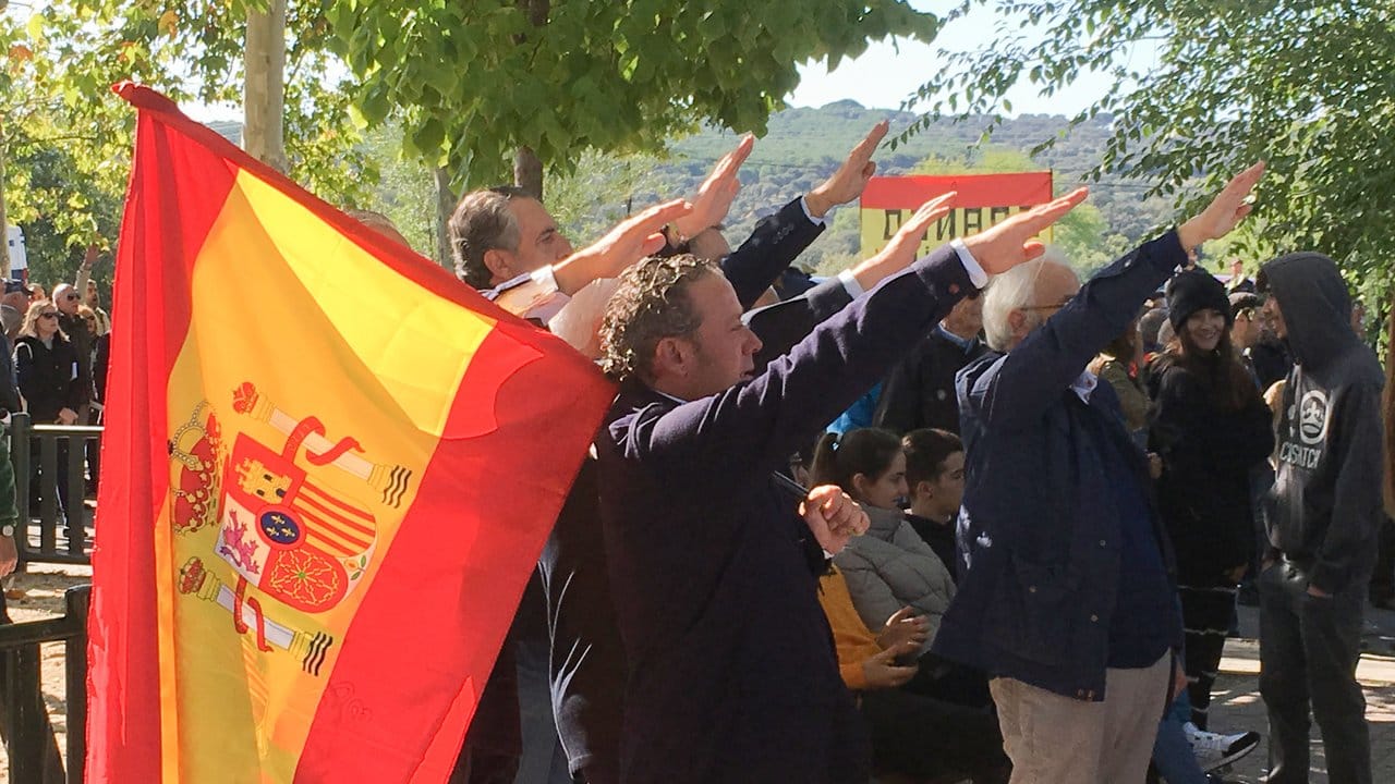 Franco-Anhänger singen vor dem Friedhof El Pardo Mingorrubio die faschistische Hymne "Cara al Sol" und erheben den rechten Arm zum faschistischen Gruß.