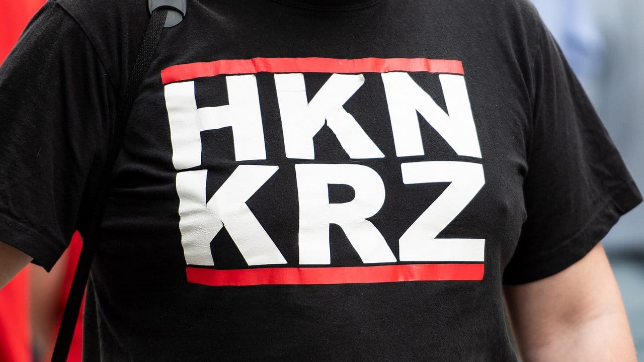 Der Teilnehmer eines Marsches der rechtsextremen Partei "Die Rechte" trägt ein T-Shirt mit der Aufschrift "HKNKRZ".