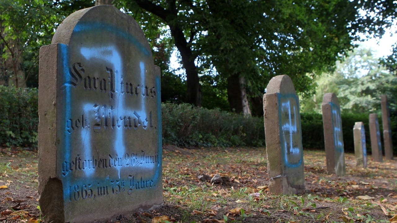 Hakenkreuze an Grabsteinen auf dem jüdischen Friedhof in Kröpeln (Landkreis Rostock).